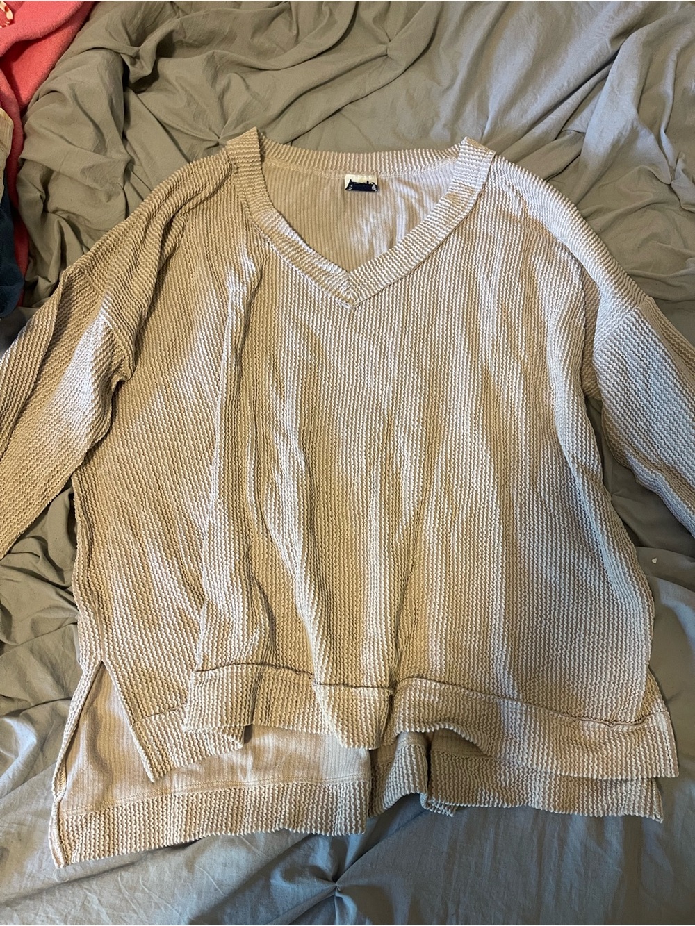 ARULA Relaxed V-Neck Waffle Knit Sweater in Beige